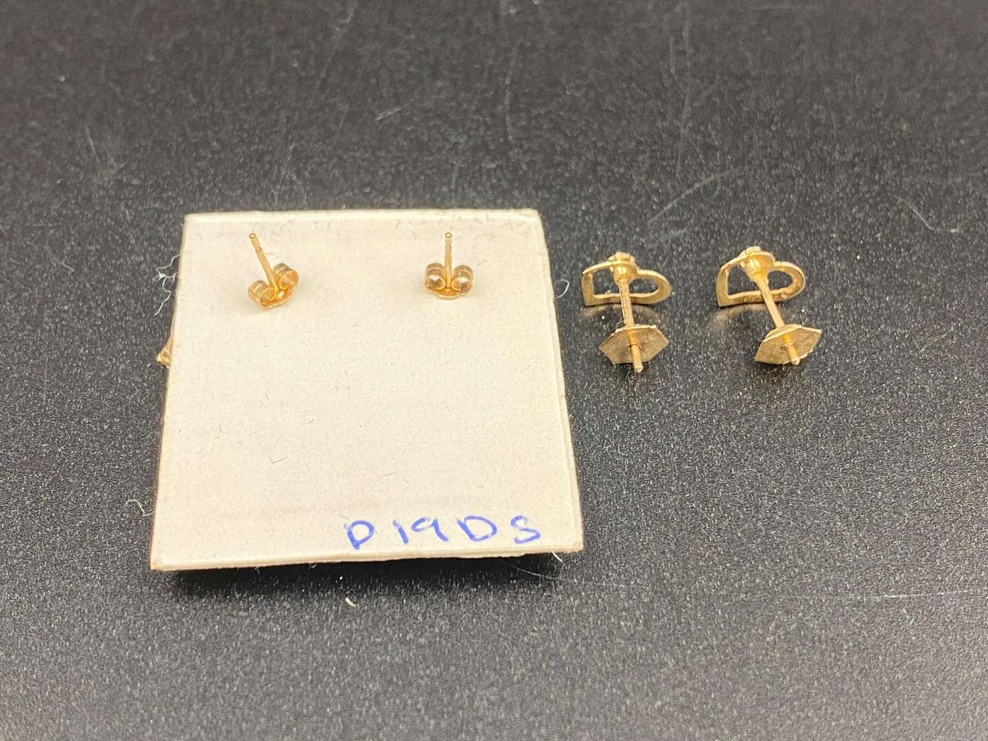 <p>A mixed lot of jewellery comprising,&nbsp;</p>