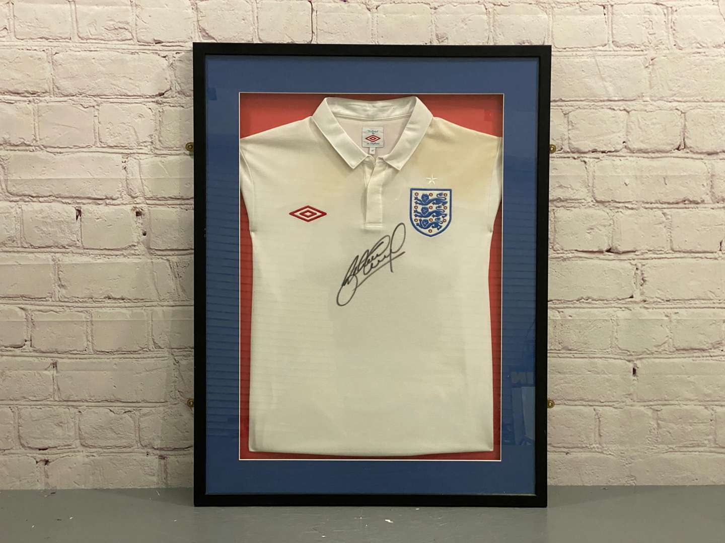 <p>ENGLAND FOOTBALL, replica 2010 signed Steven Gerrard shirt with COA.</p>