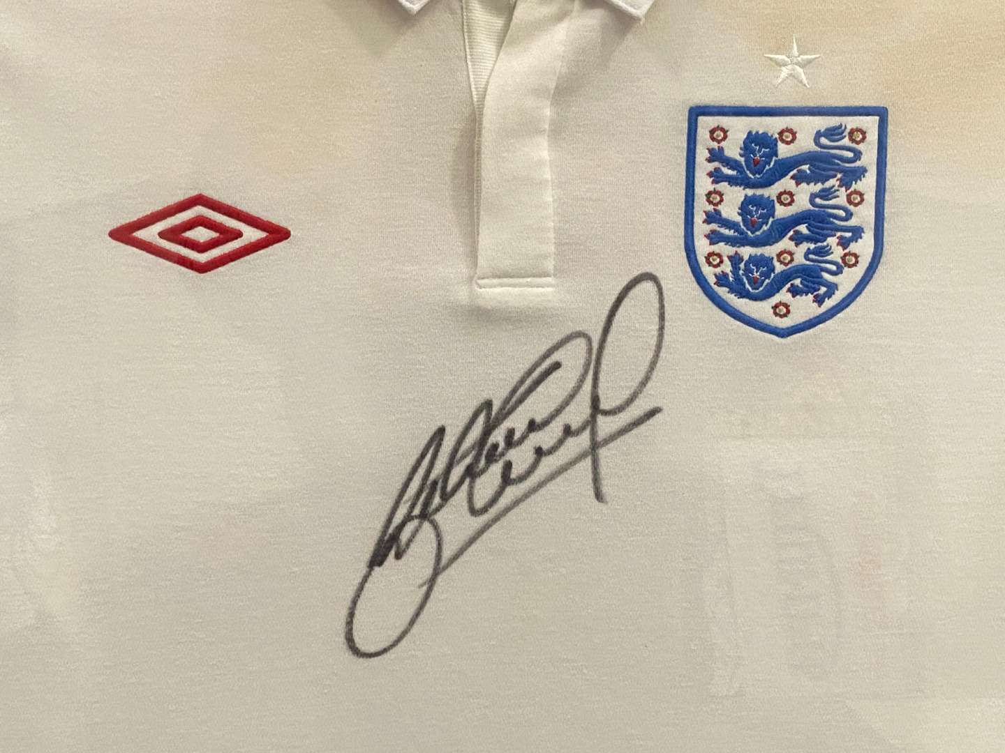 <p>ENGLAND FOOTBALL, replica 2010 signed Steven Gerrard shirt with COA.</p>
