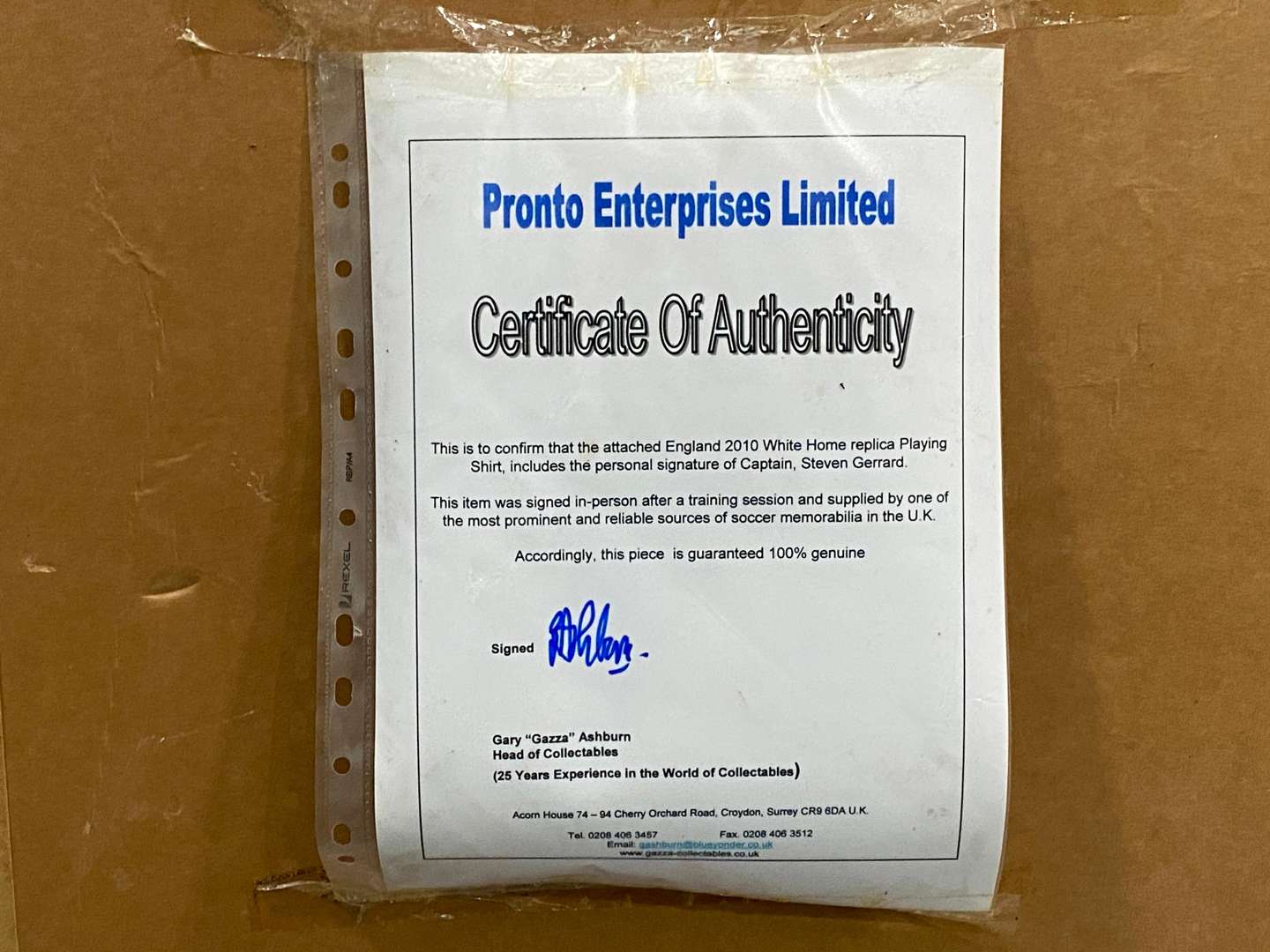 <p>ENGLAND FOOTBALL, replica 2010 signed Steven Gerrard shirt with COA.</p>