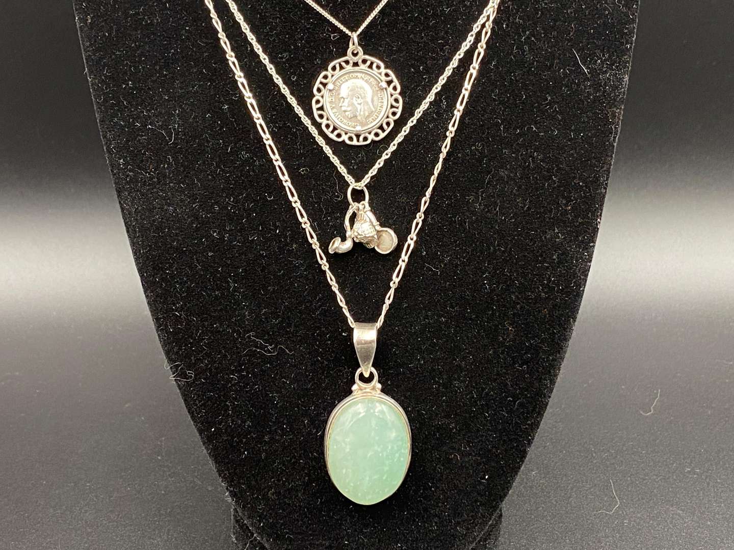 <p>A mixed lot of silver jewellery comprising,</p>