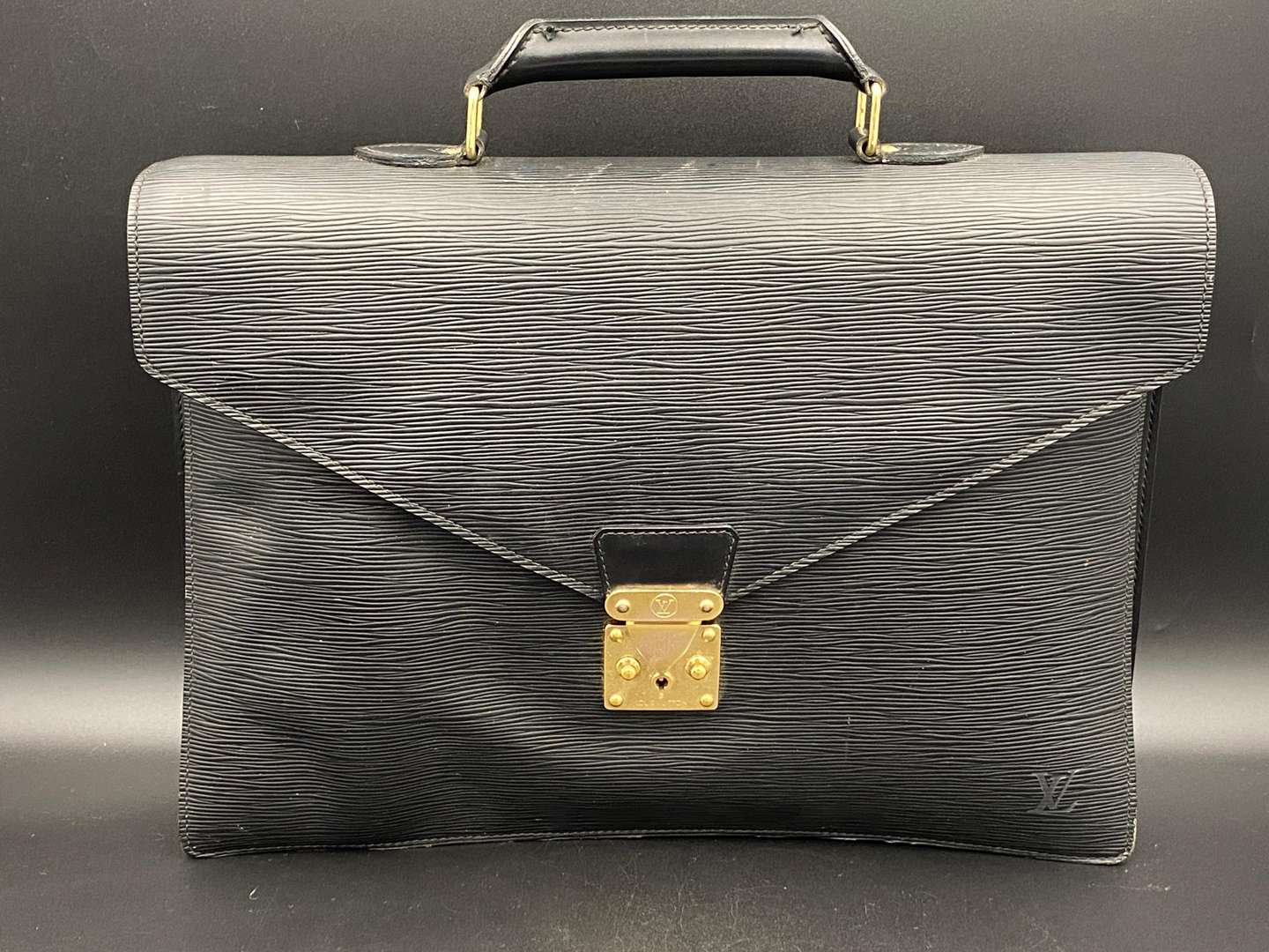 <p>LOUIS VUITTON, &nbsp;black Taiga leather briefcase, M54423</p>