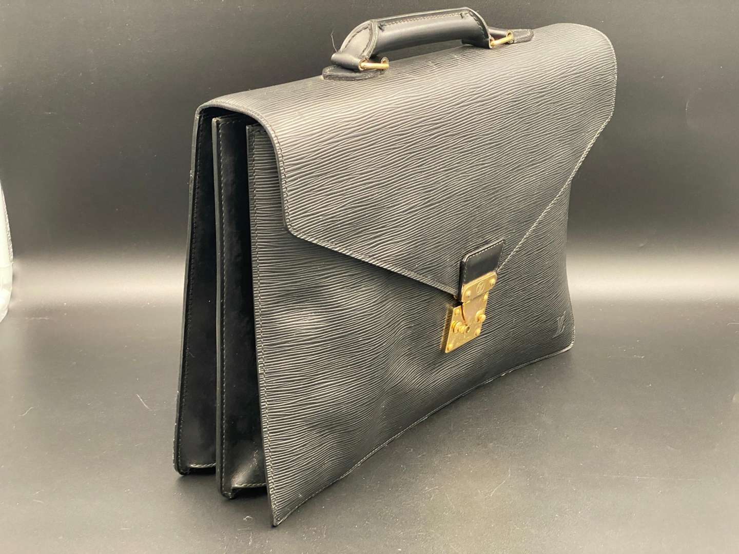 <p>LOUIS VUITTON, &nbsp;black Taiga leather briefcase, M54423</p>