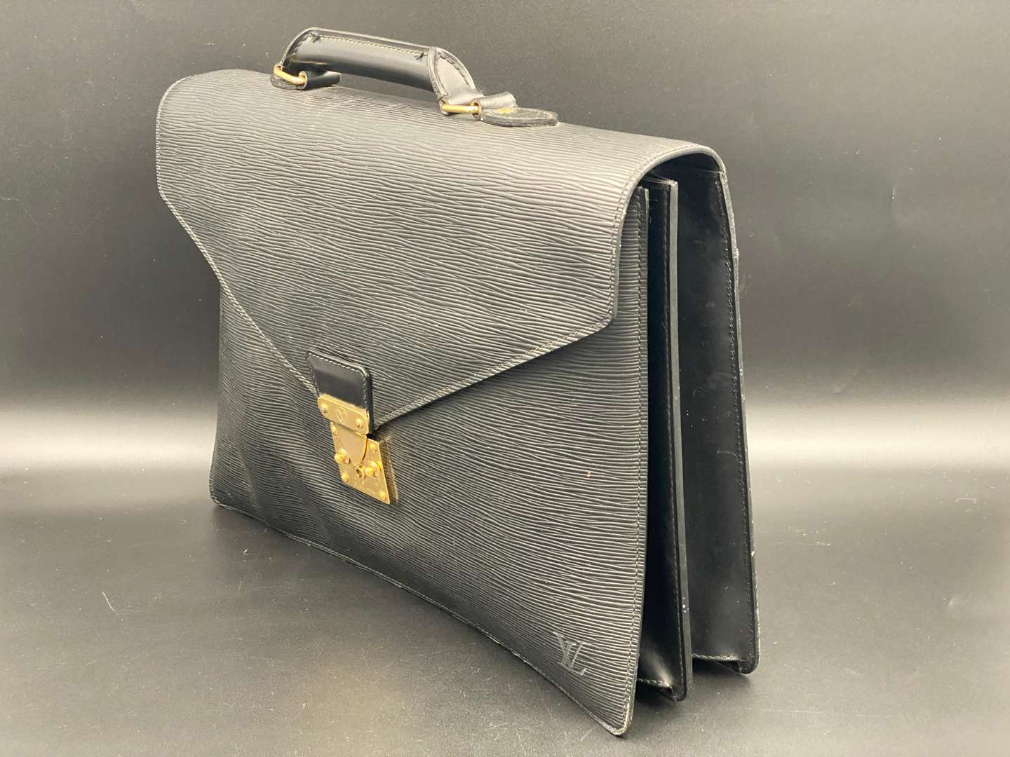 <p>LOUIS VUITTON, &nbsp;black Taiga leather briefcase, M54423</p>