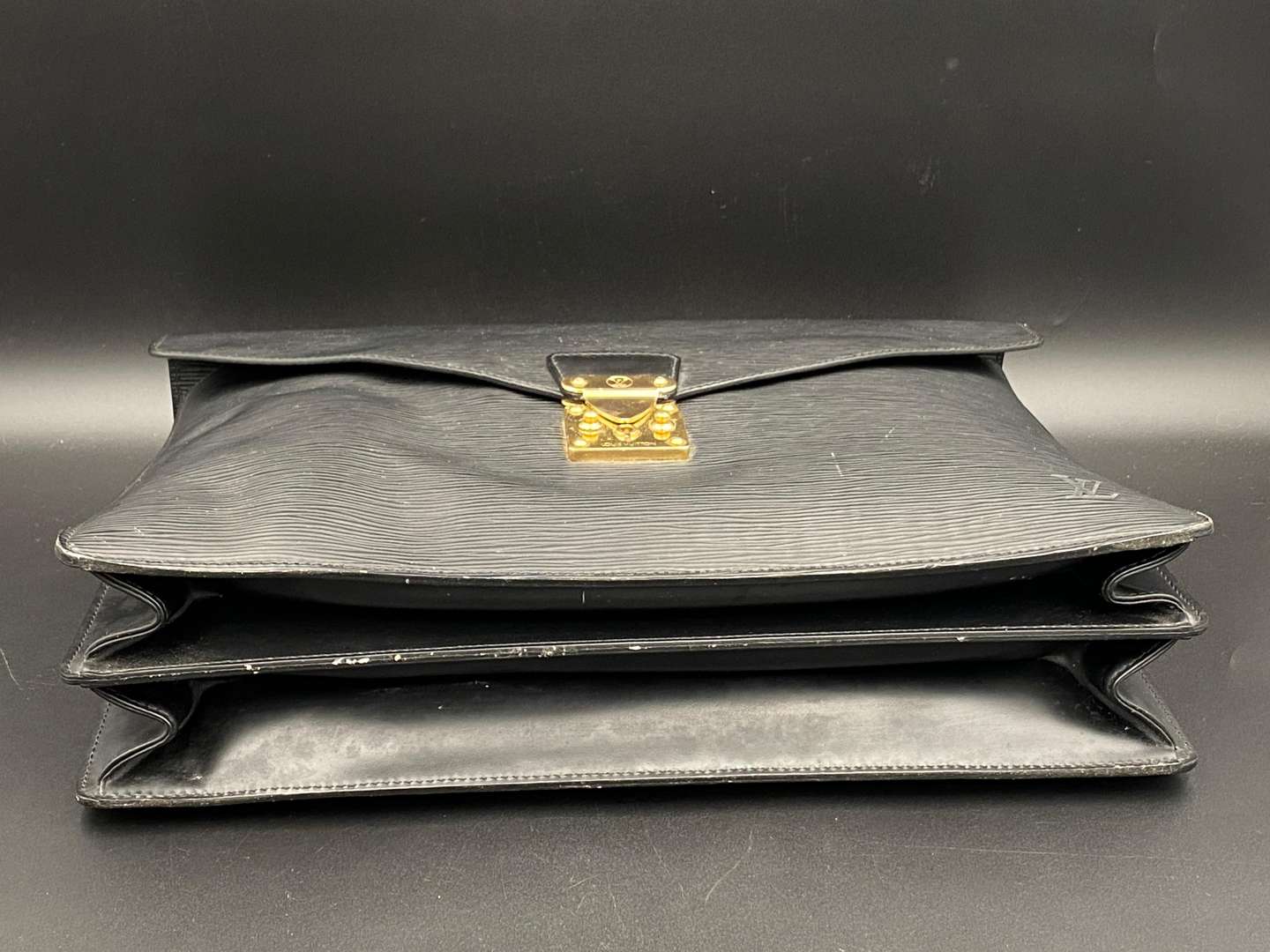 <p>LOUIS VUITTON, &nbsp;black Taiga leather briefcase, M54423</p>