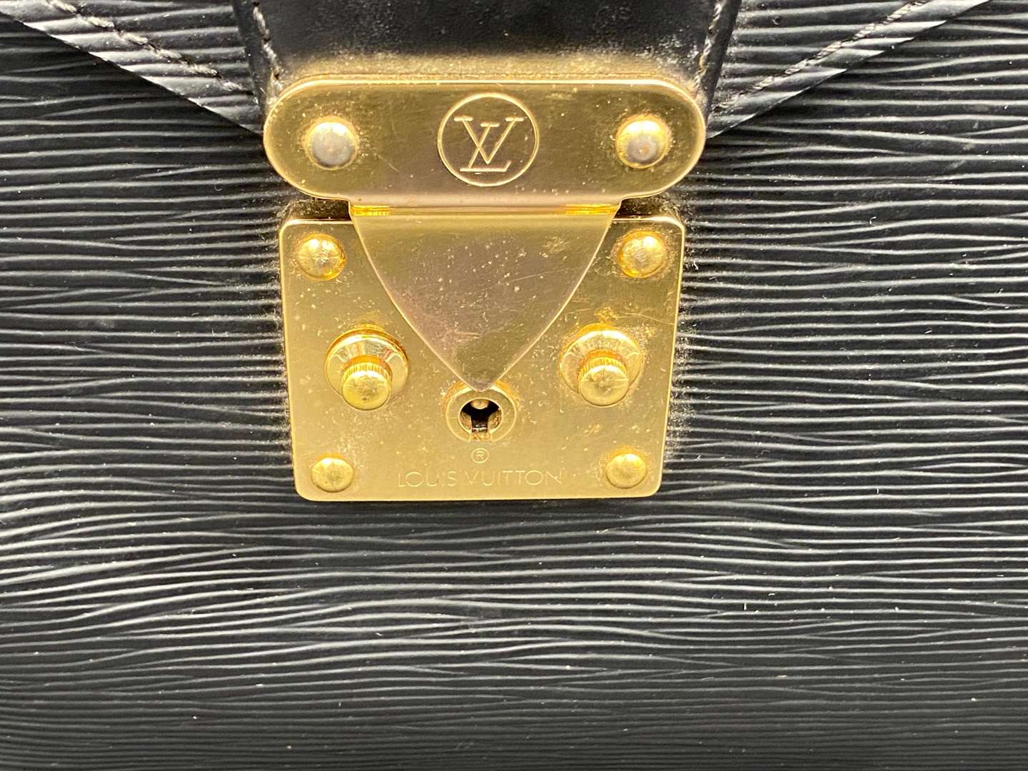 <p>LOUIS VUITTON, &nbsp;black Taiga leather briefcase, M54423</p>