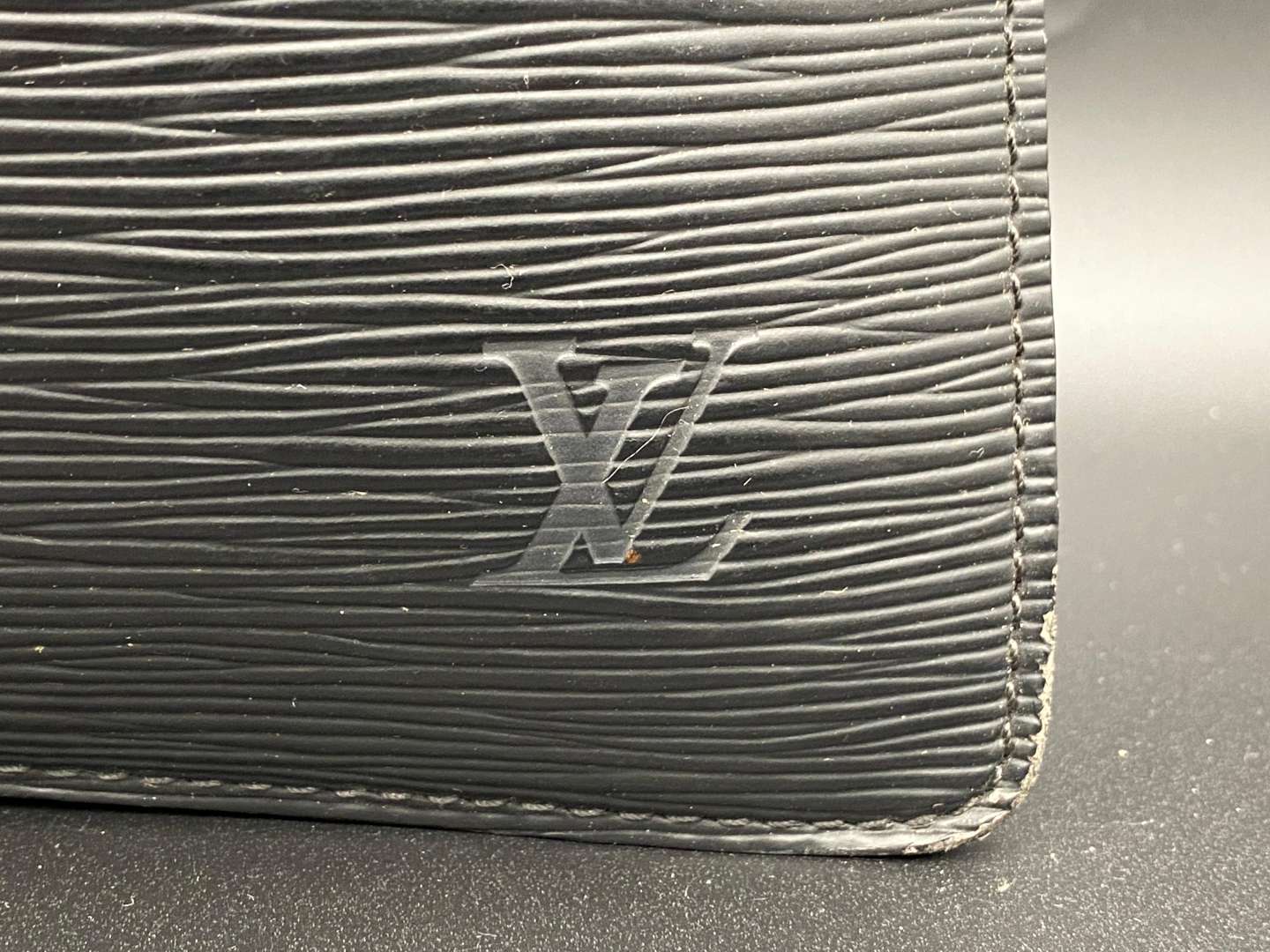 <p>LOUIS VUITTON, &nbsp;black Taiga leather briefcase, M54423</p>