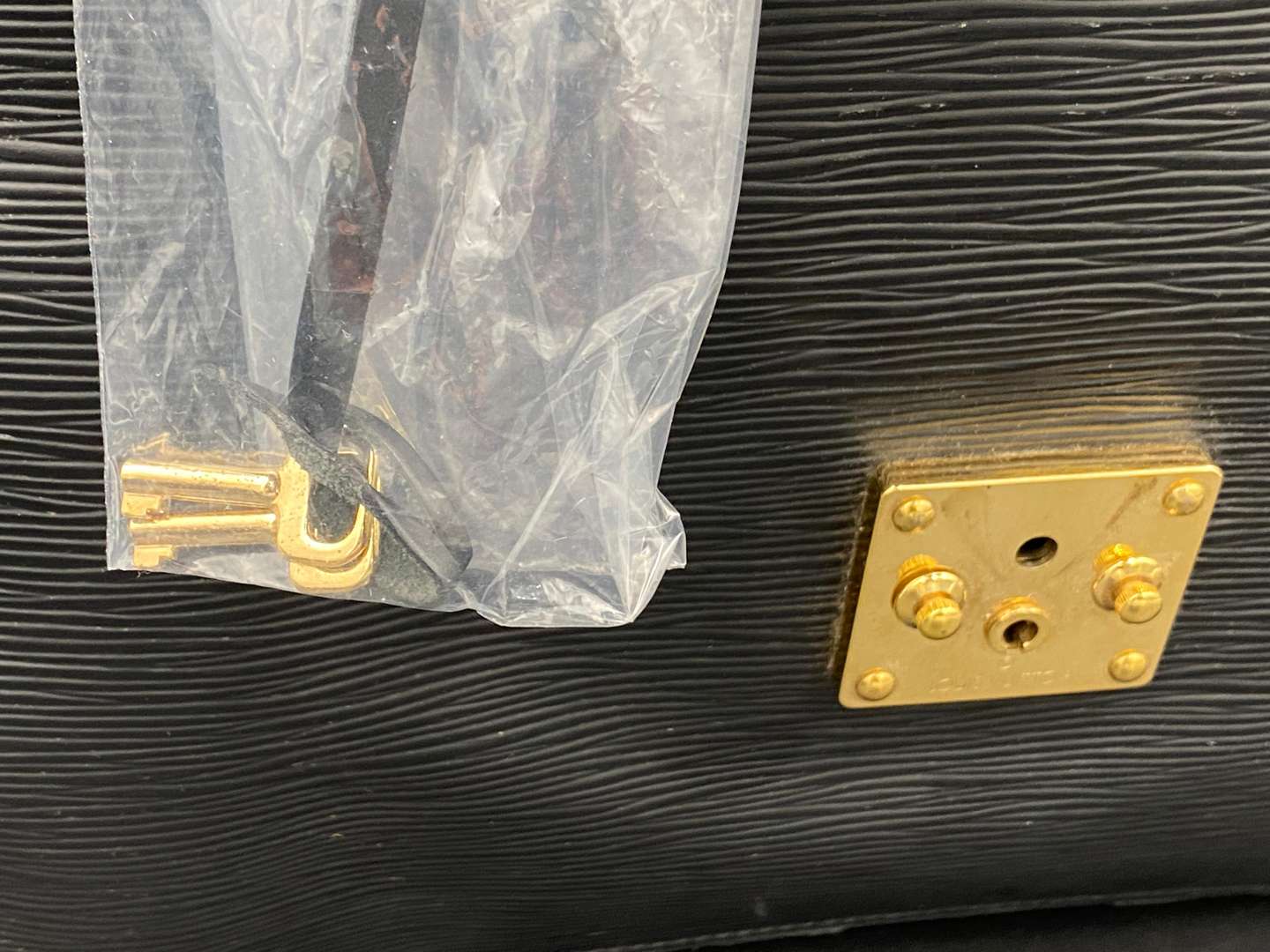 <p>LOUIS VUITTON, &nbsp;black Taiga leather briefcase, M54423</p>