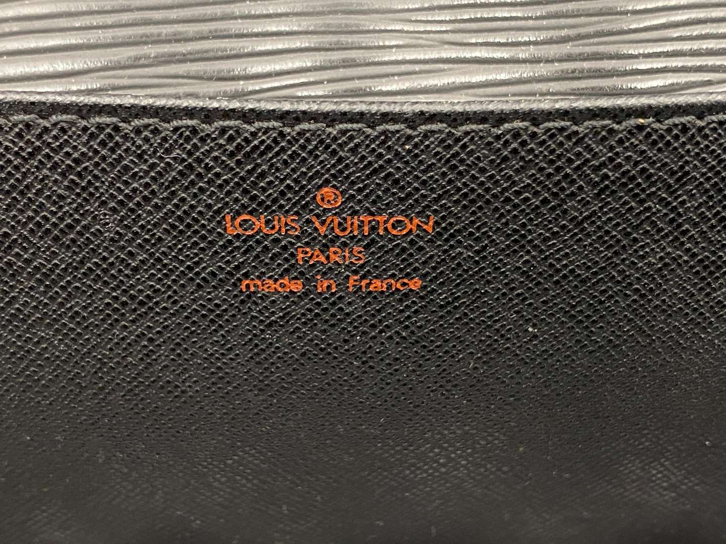 <p>LOUIS VUITTON, &nbsp;black Taiga leather briefcase, M54423</p>