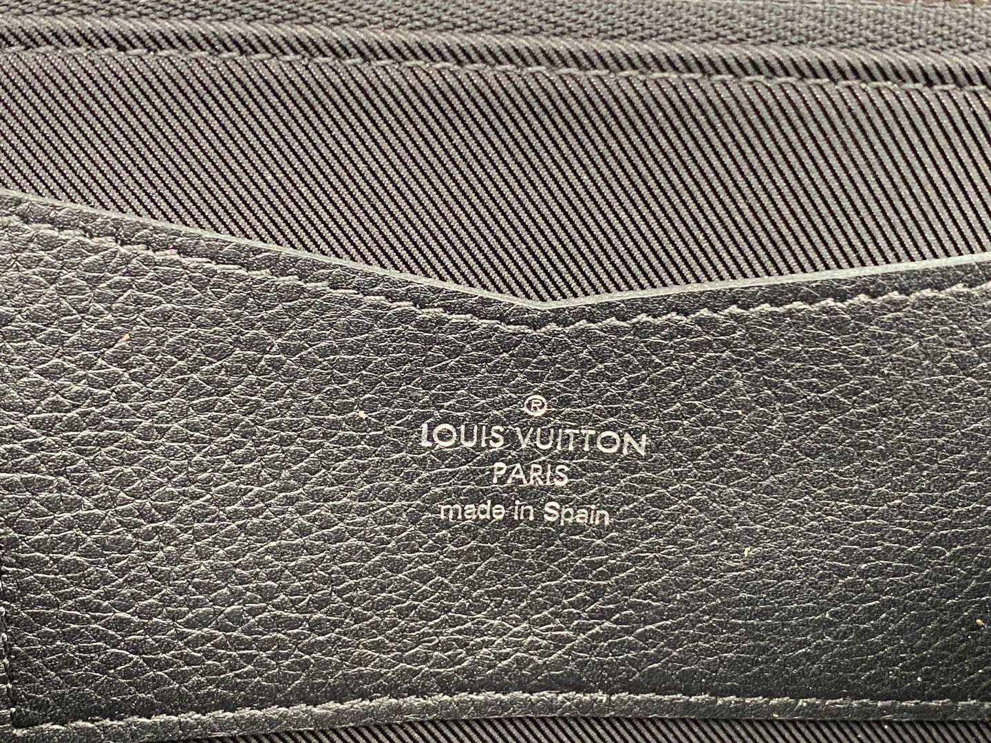 <p>LOUIS VUITTON, &nbsp;black Taiga leather briefcase, M54423</p>