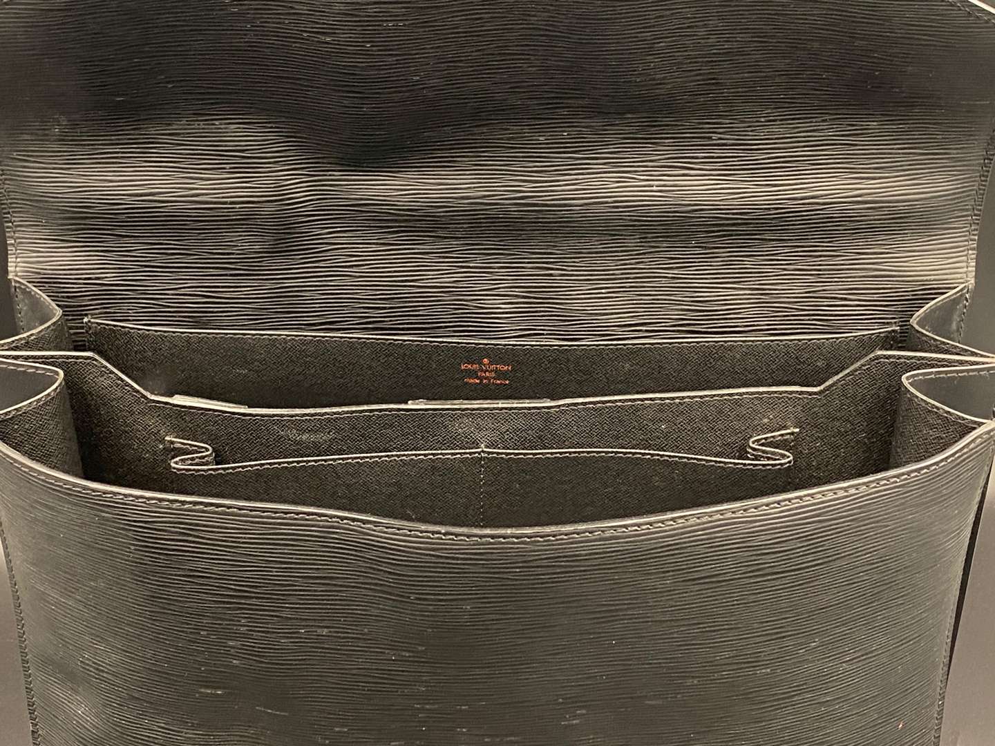 <p>LOUIS VUITTON, &nbsp;black Taiga leather briefcase, M54423</p>