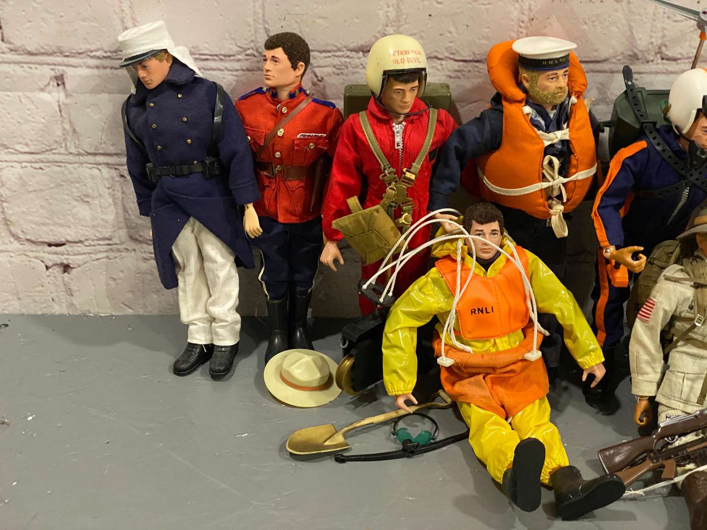 <p>ACTION MAN, 13 various Action Man figures & accessories</p>