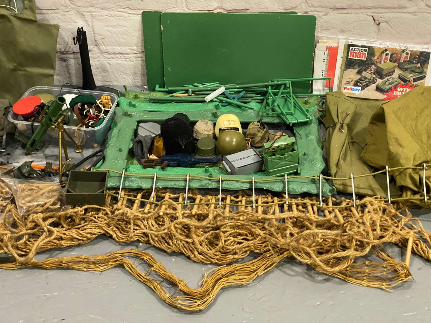 <p>Various “Action Man” & other accessories</p>