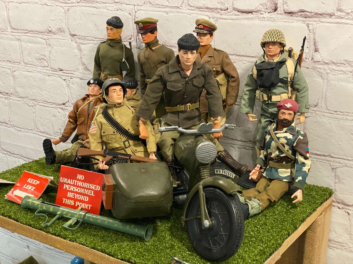 <p>ACTION MAN, 21 various Action Man figures & accessories</p>