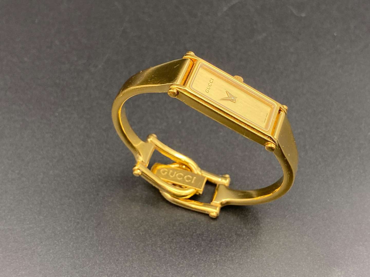 <p>GUCCI, modern gold plated quartz dress watch&nbsp;</p>