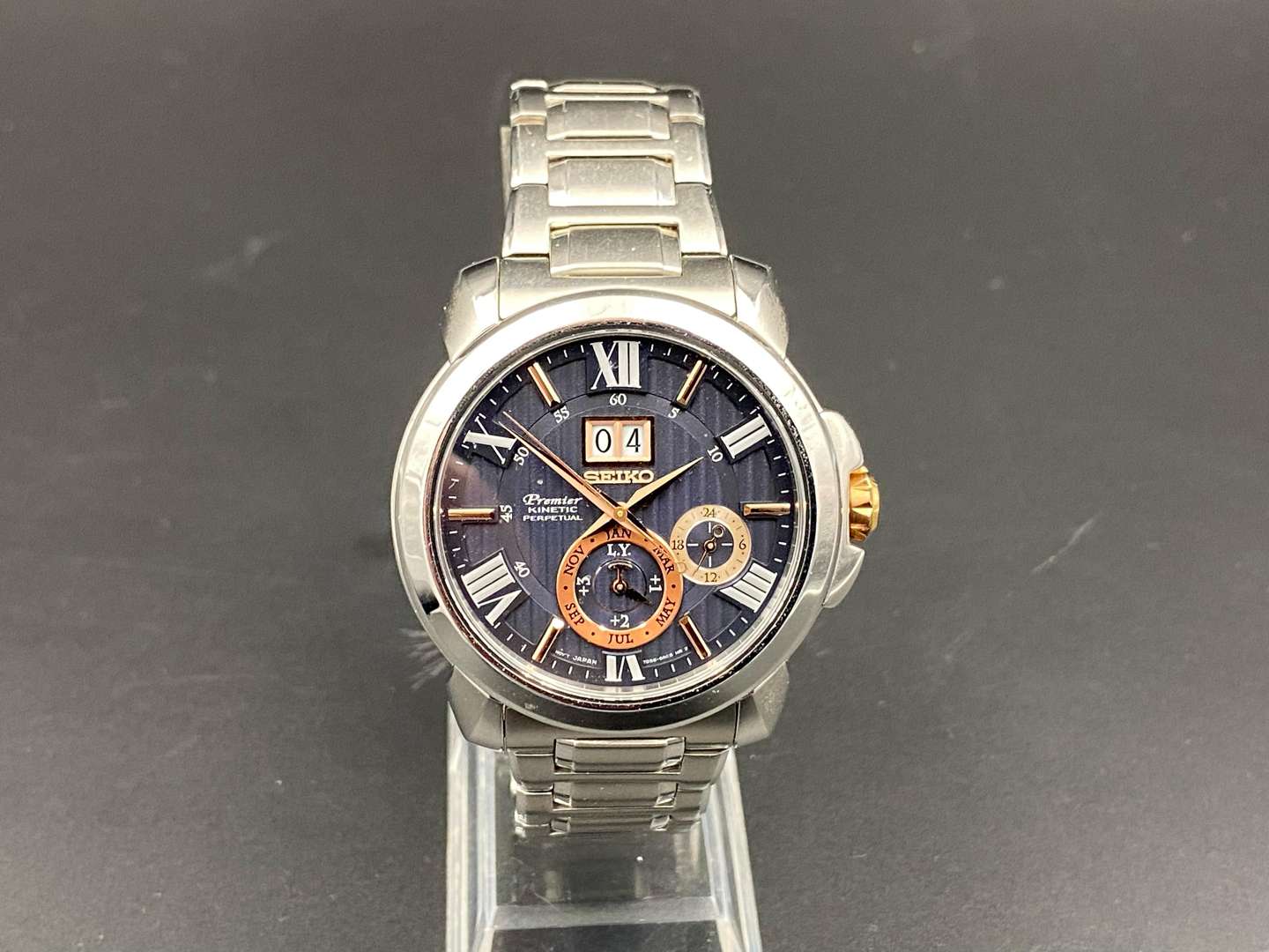 <p>SEIKO, Premier, kinetic perpetual stainless steel analogue quartz calendar wristwatch, 7D56 831401</p>