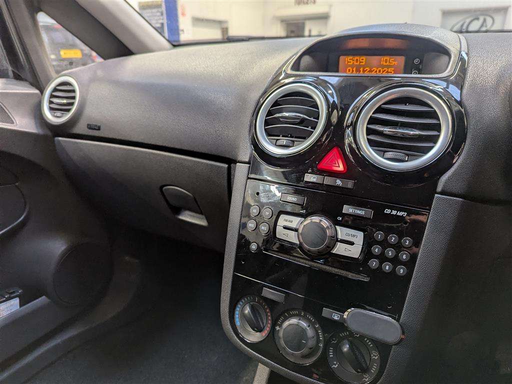 <p>2011 VAUXHALL CORSA SXI</p>