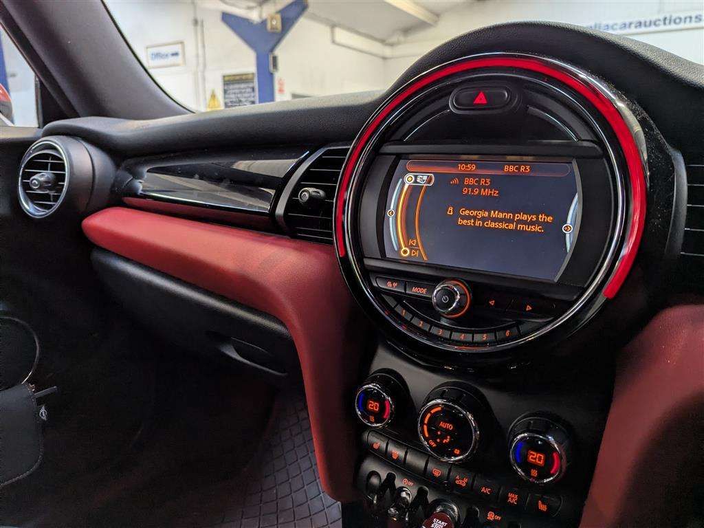 <p>2014 MINI COOPER</p>