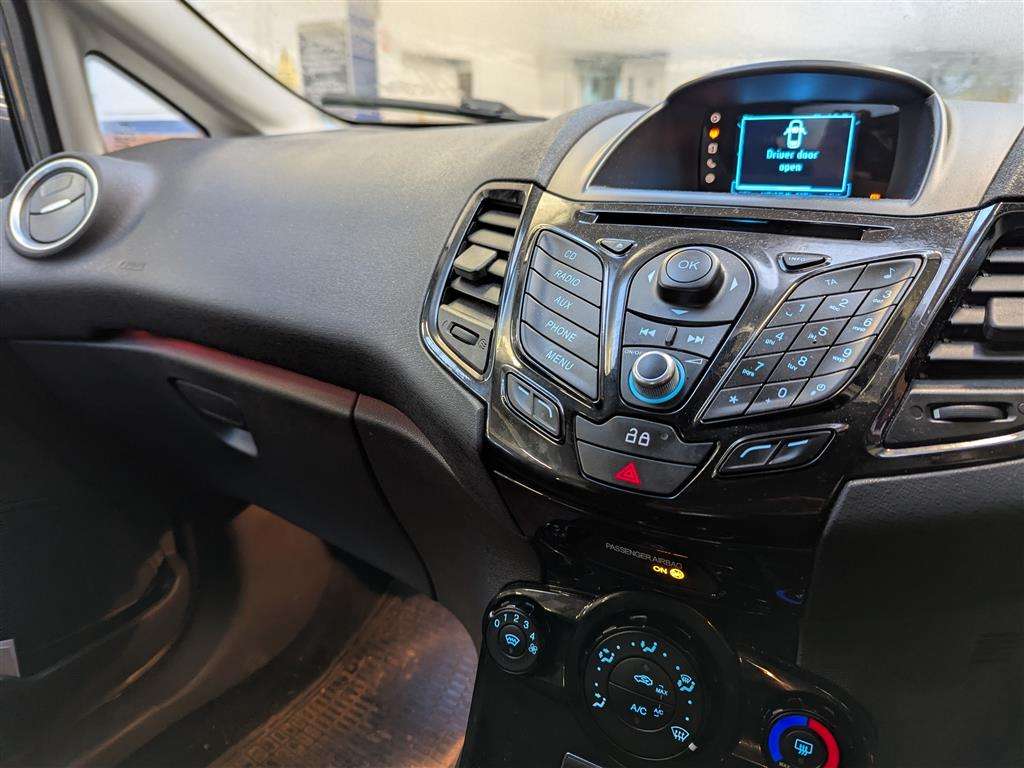 <p>2013 FORD FIESTA ZETEC</p>