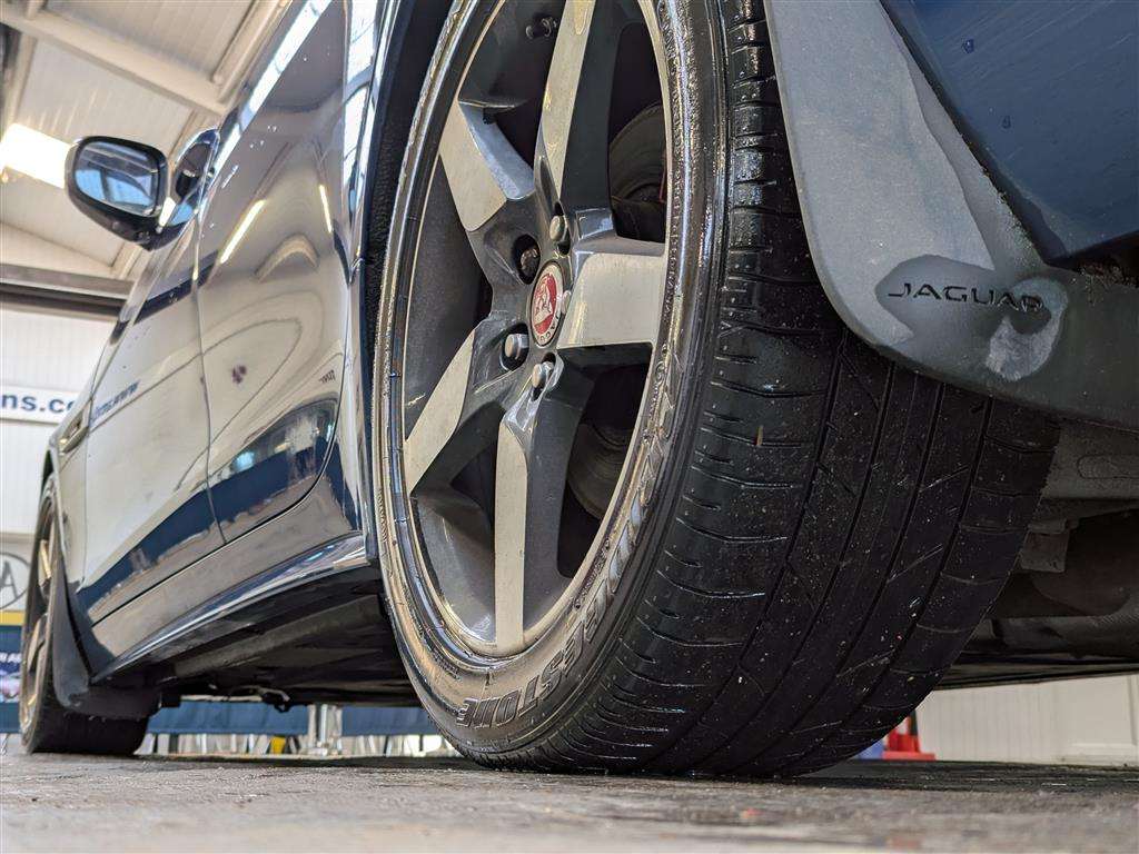<p>2016 JAGUAR XE R-SPORT D AUTO</p>