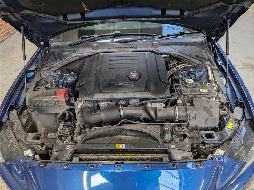 <p>2016 JAGUAR XE R-SPORT D AUTO</p>