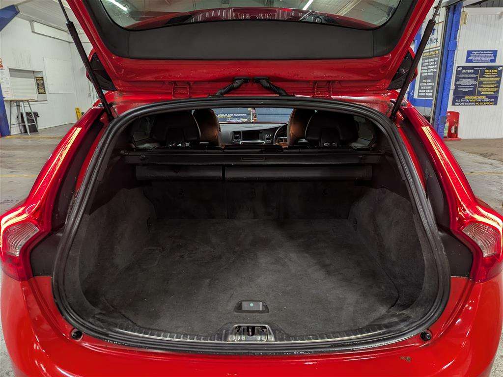 <p>2014 VOLVO V60 R-DESIGN LUX NAV D4</p>