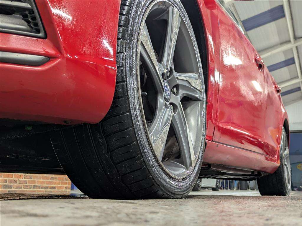 <p>2014 VOLVO V60 R-DESIGN LUX NAV D4</p>