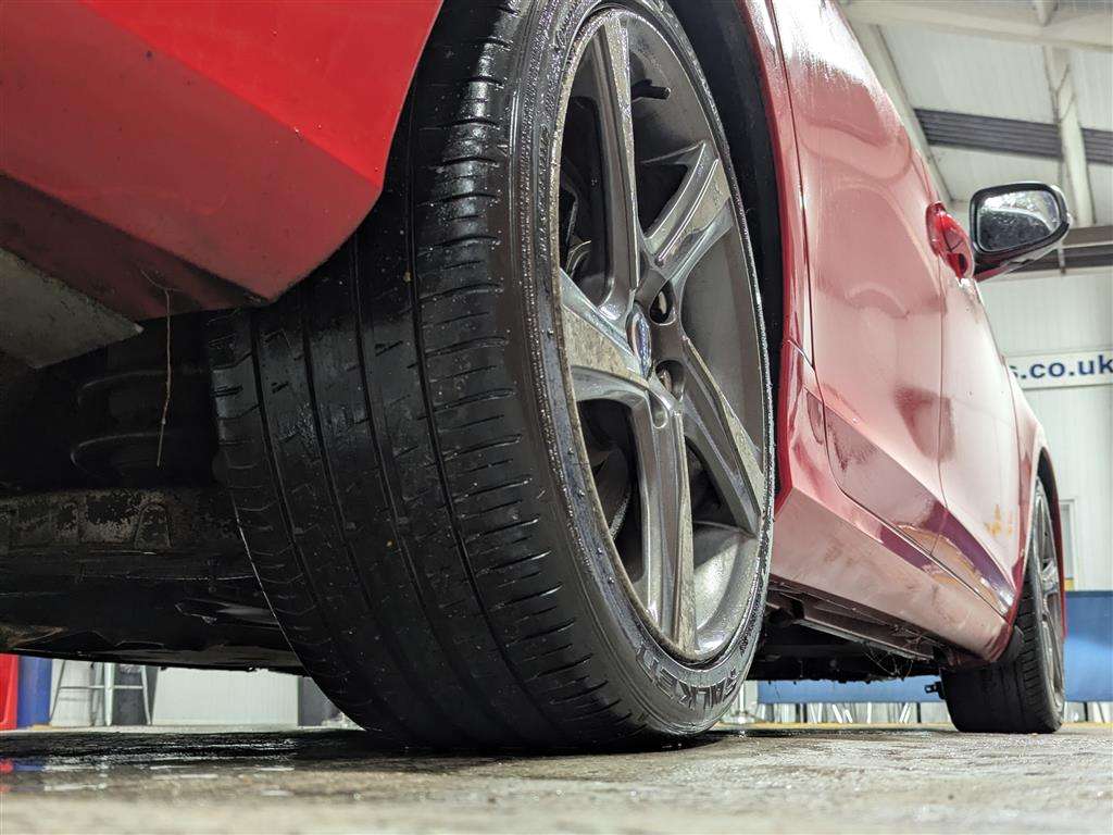 <p>2014 VOLVO V60 R-DESIGN LUX NAV D4</p>