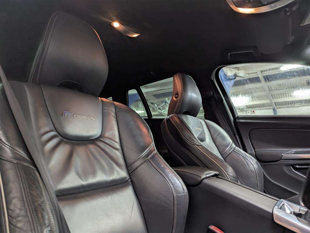 <p>2014 VOLVO V60 R-DESIGN LUX NAV D4</p>