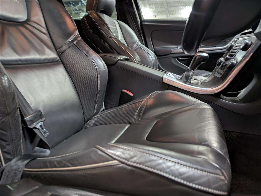 <p>2014 VOLVO V60 R-DESIGN LUX NAV D4</p>