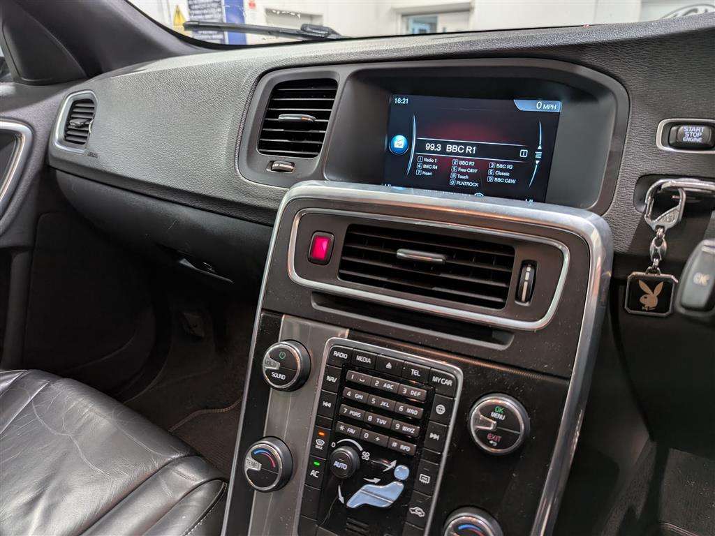 <p>2014 VOLVO V60 R-DESIGN LUX NAV D4</p>