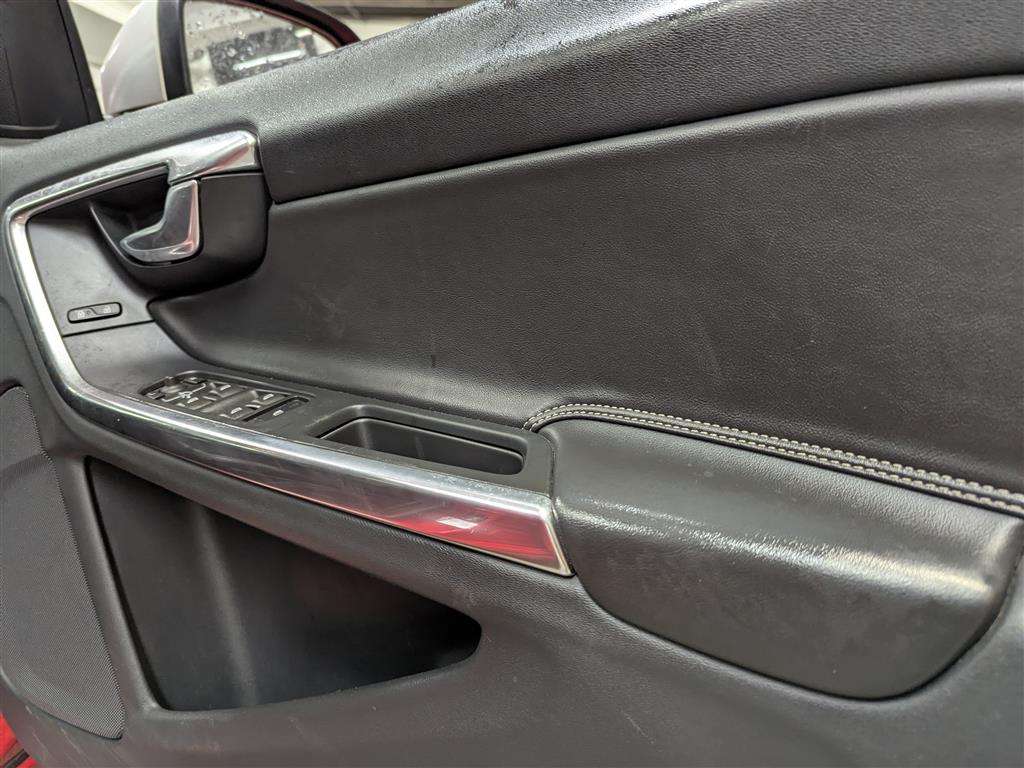 <p>2014 VOLVO V60 R-DESIGN LUX NAV D4</p>