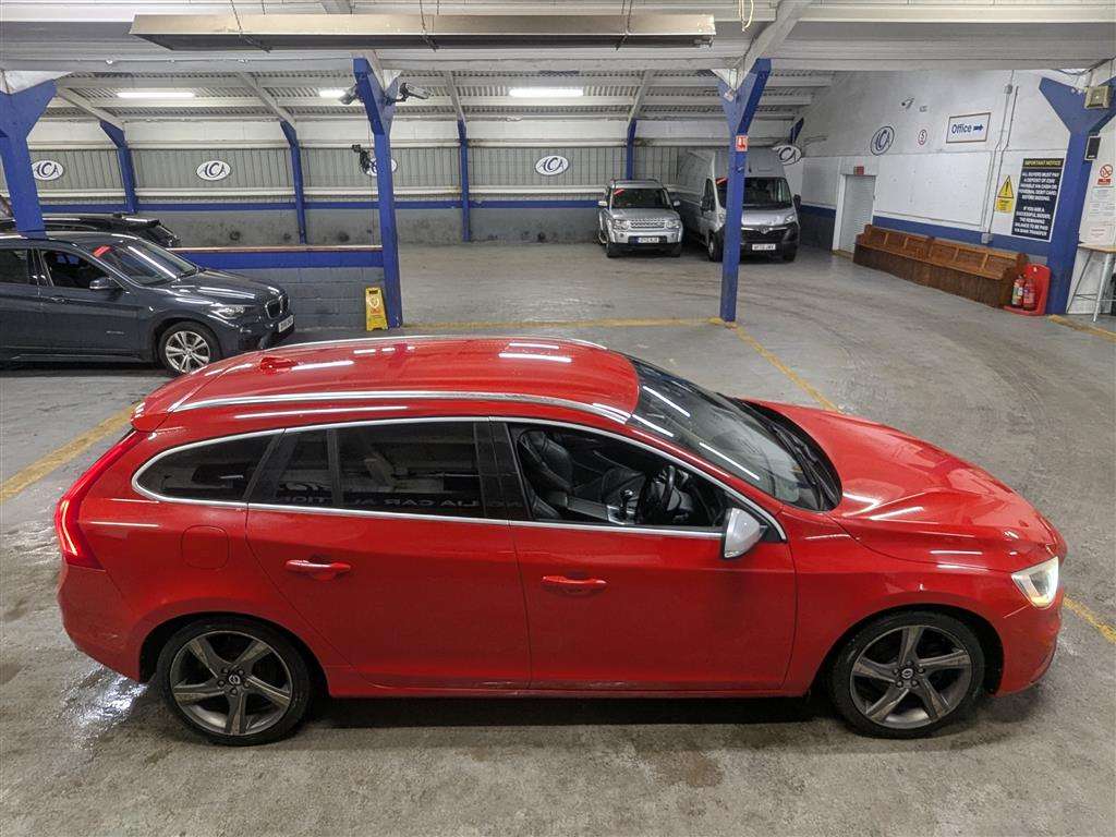 <p>2014 VOLVO V60 R-DESIGN LUX NAV D4</p>