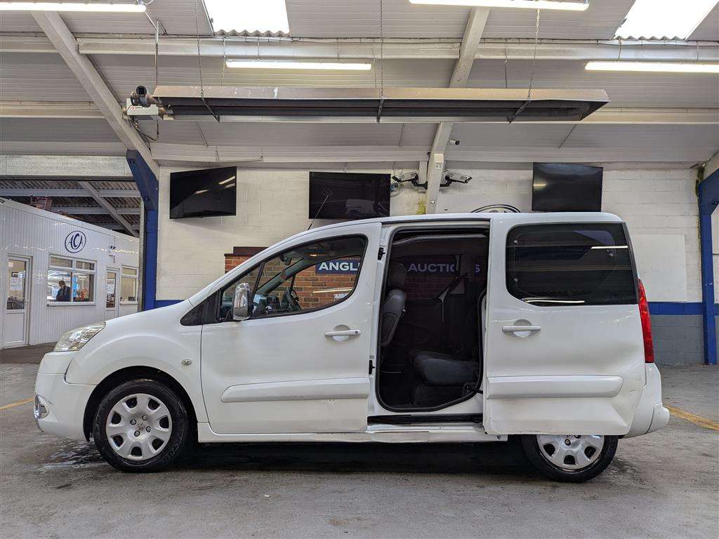 <p>2011 PEUGEOT PARTNER TEPEE S E-HDI S-A</p>