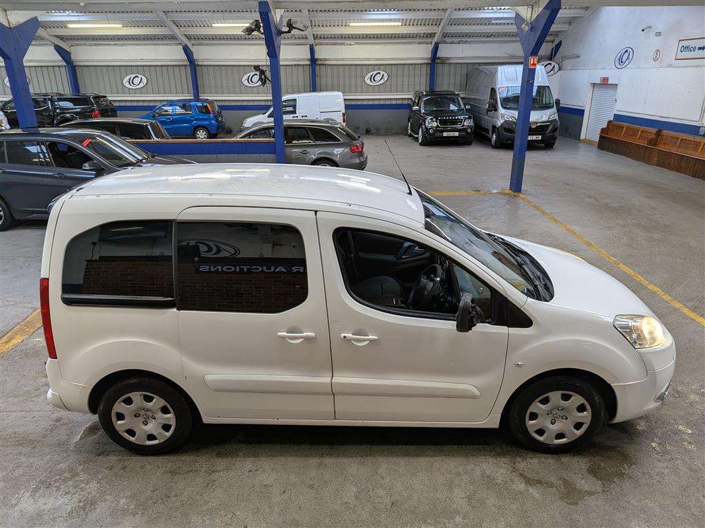 <p>2011 PEUGEOT PARTNER TEPEE S E-HDI S-A</p>