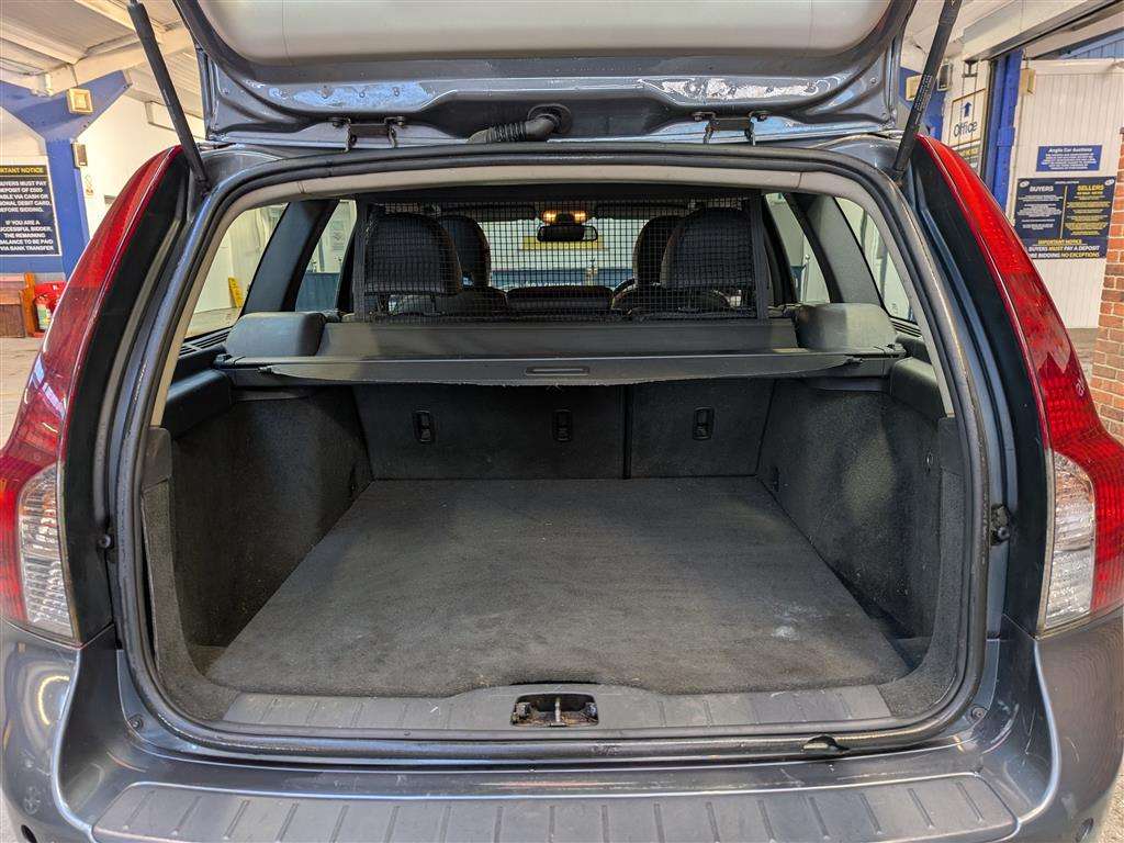 <p>2011 VOLVO V50 SE LUX EDITION D3</p>