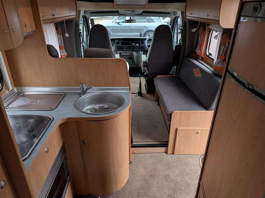 <p>2005 RENAULT MOTORHOME CARAVAN</p>
