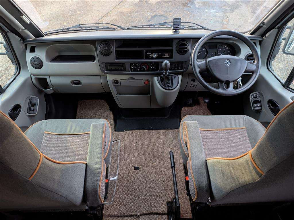 <p>2005 RENAULT MOTORHOME CARAVAN</p>