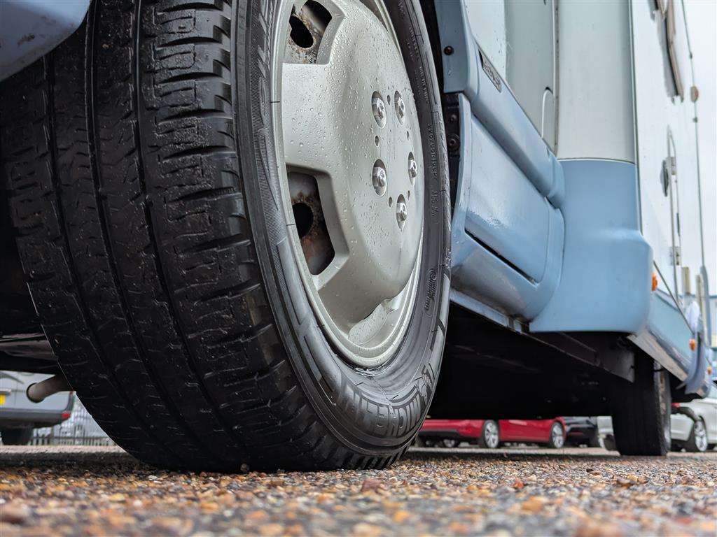 <p>2005 RENAULT MOTORHOME CARAVAN</p>