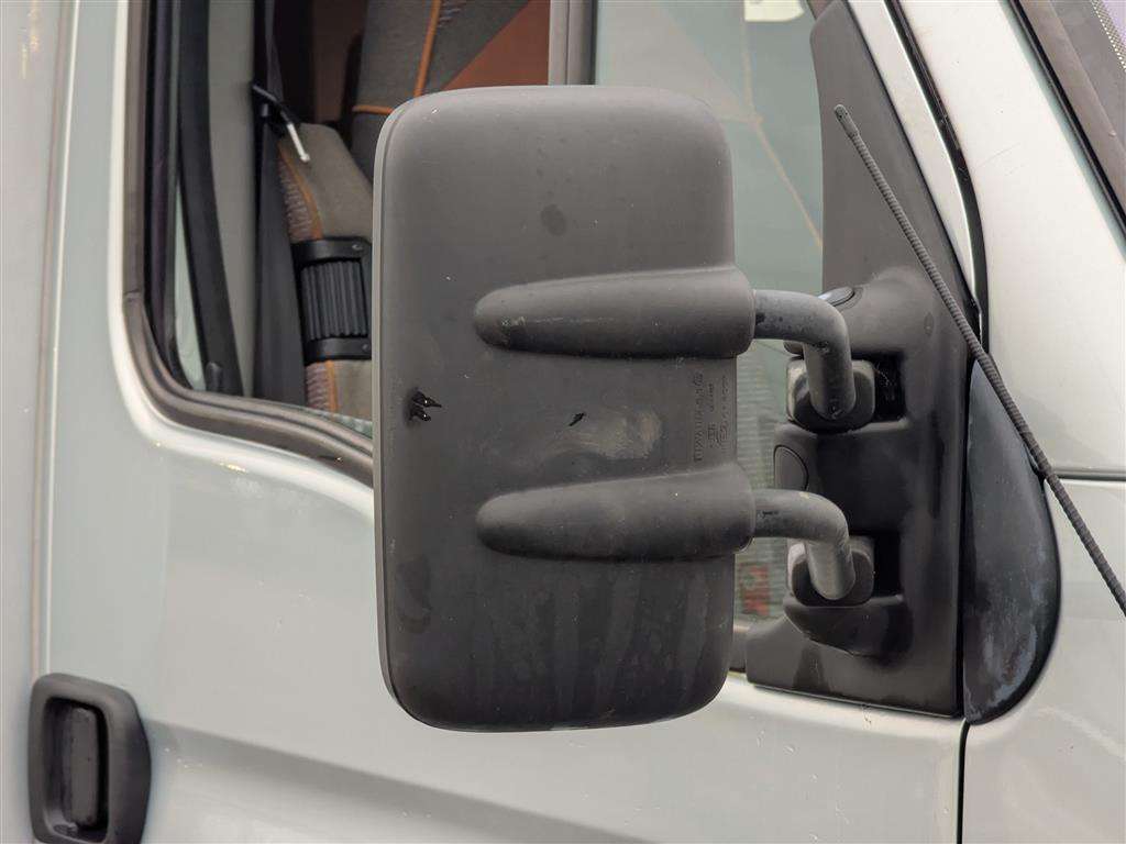 <p>2005 RENAULT MOTORHOME CARAVAN</p>