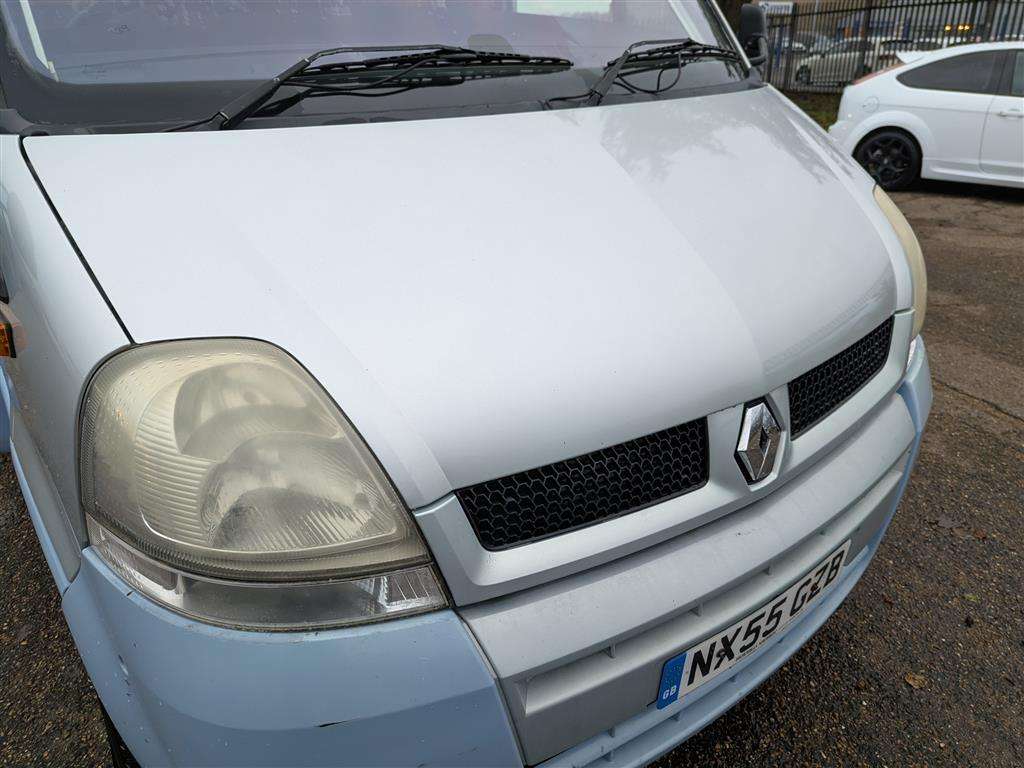 <p>2005 RENAULT MOTORHOME CARAVAN</p>