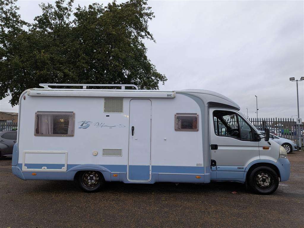 <p>2005 RENAULT MOTORHOME CARAVAN</p>
