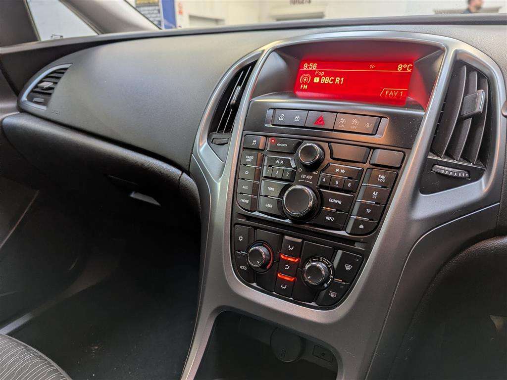 <p>2015 VAUXHALL ASTRA DESIGN CDTI ECOFLEX</p>