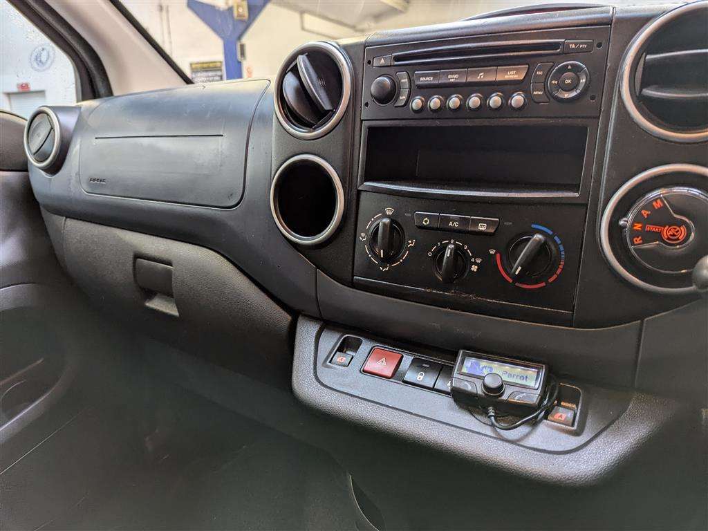 <p>2011 PEUGEOT PARTNER TEPEE S E-HDI S-A</p>