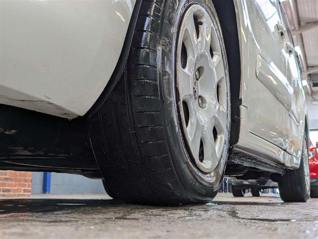 <p>2011 PEUGEOT PARTNER TEPEE S E-HDI S-A</p>