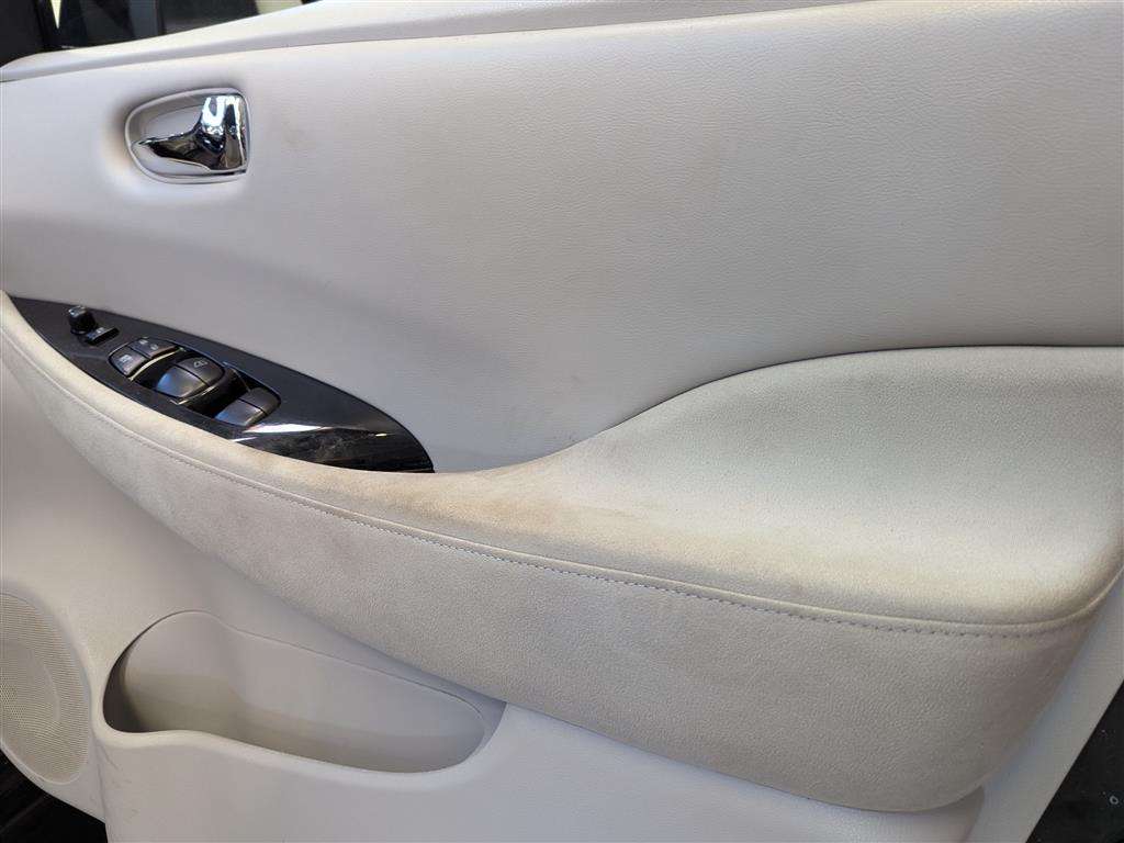 <p>2012 NISSAN LEAF</p>