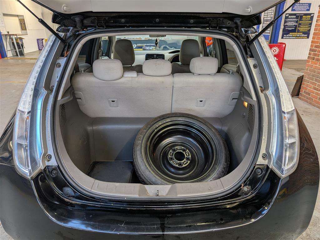 <p>2012 NISSAN LEAF</p>