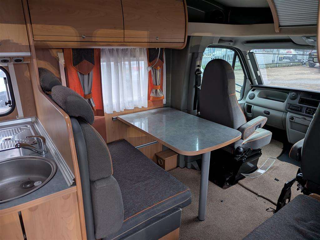 <p>2005 RENAULT MOTORHOME CARAVAN</p>