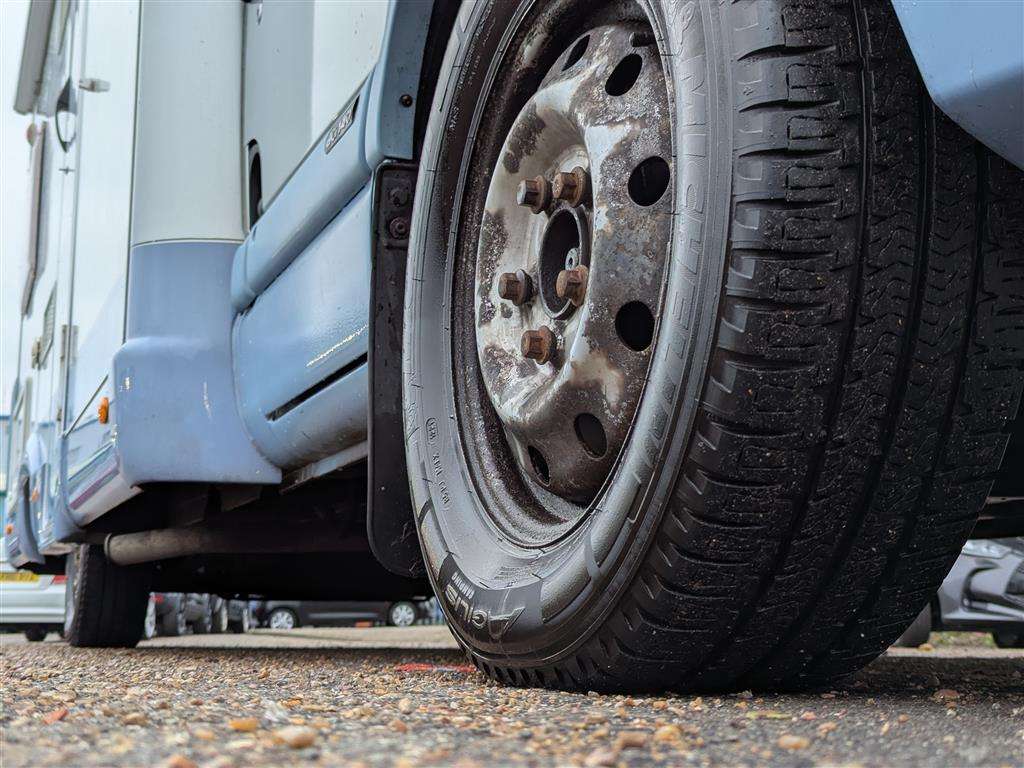 <p>2005 RENAULT MOTORHOME CARAVAN</p>