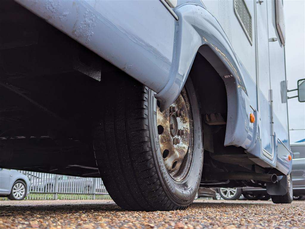 <p>2005 RENAULT MOTORHOME CARAVAN</p>